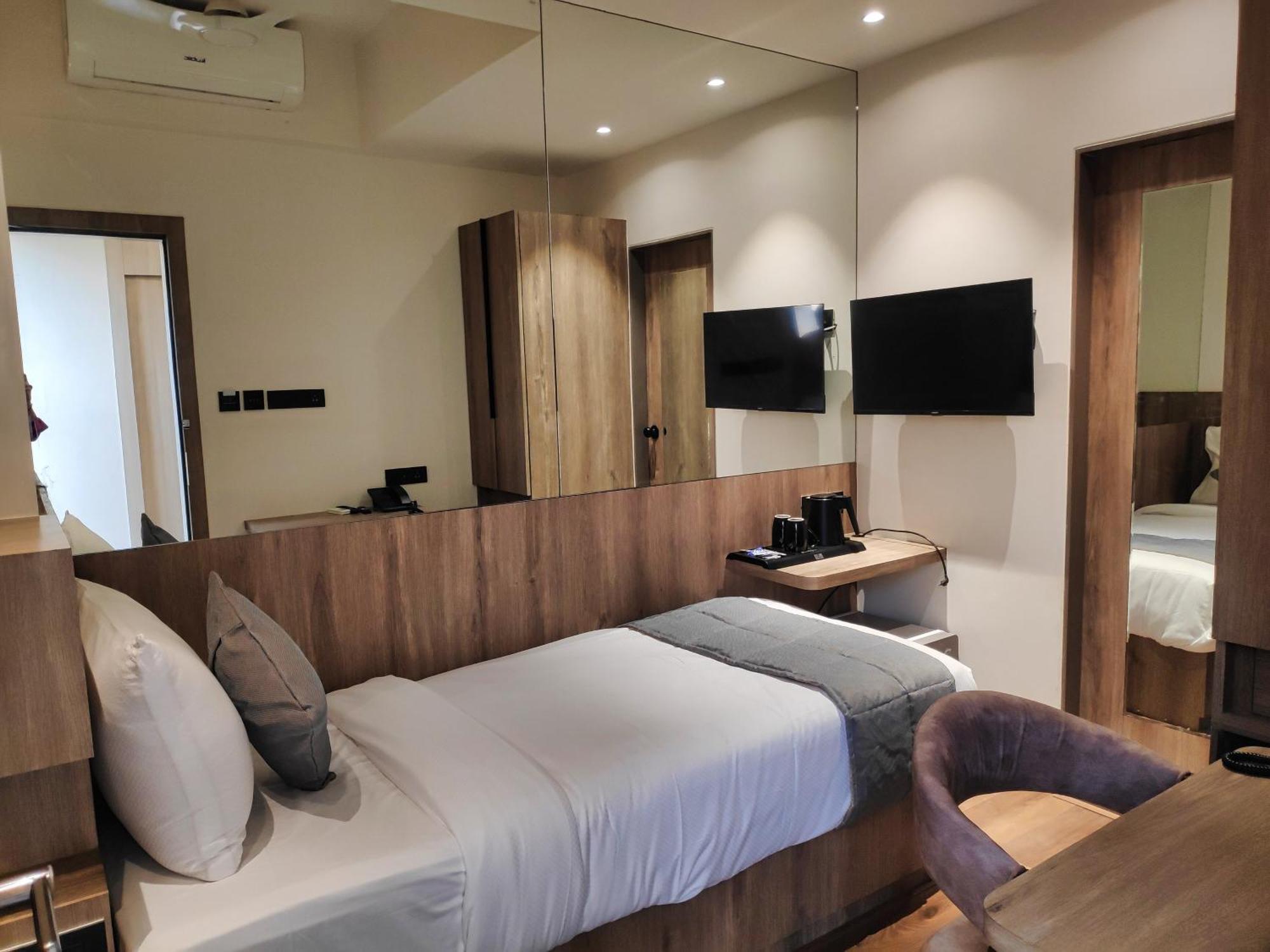 Maxxvalue Hotel Midc - Andheri Bombay Esterno foto